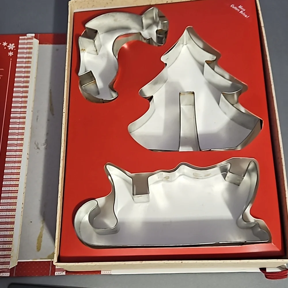 Vintage 2006 Williams Sonoma 8 pc cookie cutters Holiday Storybook Cutter Set